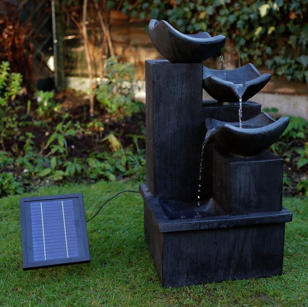 Ez a lépcsőzetes, pala hatású vizes dísztárgy napelemmel és igény szerint akkumulátoros áramforrással is rendelhető, így a borús napokon is folyamatosan mű